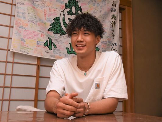 「大舞台を思いっ切り楽しみたい」と語る高松。実家には母校の小山中から贈られた寄せ書きが飾られている＝７日午後、小山市
