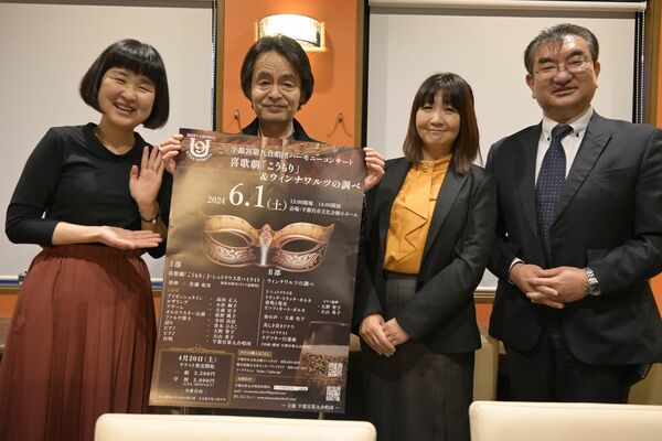 来場を呼び掛ける指揮の佐藤（左から２番目）ら＝宇都宮市菊水町
