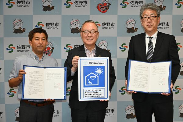 「指定暑熱避難施設の設置及び管理運用に関する協定」を締結した金子市長ら