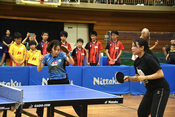 石川さん（左）と平野さんの見本のプレーに見入る子どもたち＝18日午後１時30分、益子町益子