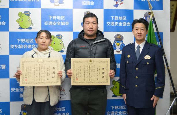 感謝状を手にする高杉さん（左）と簗瀬さん（中央）