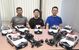 県警の車両をモデルにラジコンパトカーを製作している千葉さん（左端）と吉井さん（中央）、今さん＝８月16日午後、下野新聞社