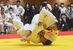 柔道男子団体決勝　白鴎足利の中堅・石塚（上）が払い腰で一本を奪う＝ユウケイ武道館