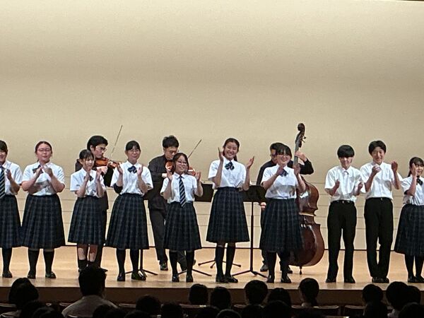 Ｎ響メンバーの演奏に合わせ歌う吹奏楽部員ら