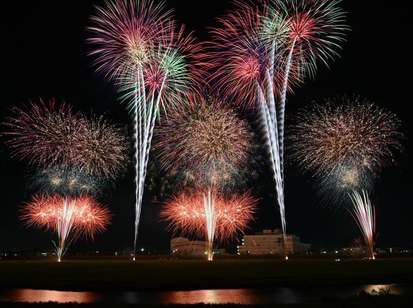 思川河畔の夜空を幻想的に彩った「小山の花火」＝23日午後６時55分、小山市小山（約35秒間露光）