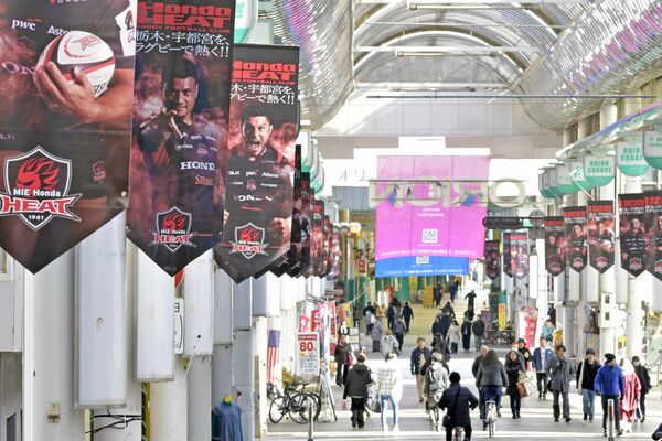 ホンダヒートのフラッグがずらりと並ぶオリオン通り＝21日午後１時、宇都宮市江野町