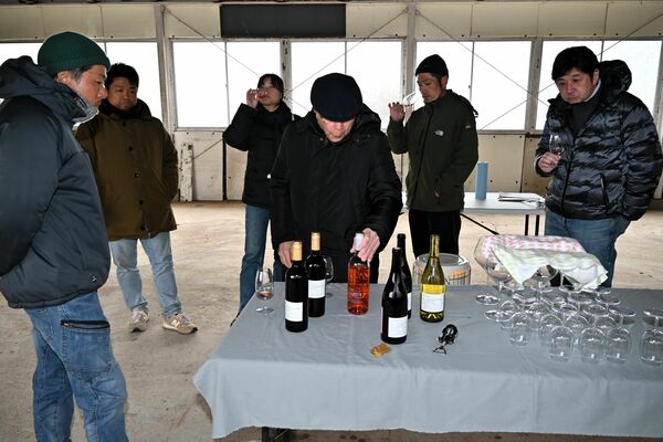 「イタムローニュ」など石井ぶどうのワインを試飲する一行＝２月７日、那須塩原市板室