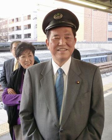 地方創生相だった2014年12月23日、列車を利用したイベントに参加し、JR鎌倉駅で笑顔の石破茂氏。鉄道好きで知られる
