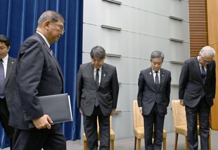 　記者会見を終え、退室する石破首相。退陣する意向を表明した＝７日、首相官邸