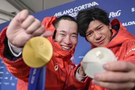 　今大会、チームジャパンの金メダル第１号はスノーボード男子ビッグエアの木村葵来。右は銀の木俣椋真＝２月７日、イタリア・リビーニョ（共同）