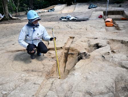 備中国分尼寺跡で確認された、塔の心柱を支える心礎を抜き取った跡=19日、岡山県総社市