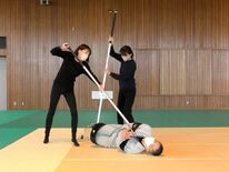 女性にコテンパンにやられる犯人役は社長　体を張った防犯グッズ紹介　佐野…