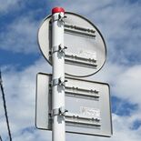 道路標識のポール先端のキャップは10色、その意味は？　栃木県警の「知恵」