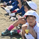 上三川小で収穫祭　児童が秋の味覚楽しむ　自ら育てたサツマイモ焼く
