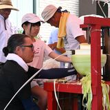 生産量日本一の下野で「かんぴょうまつり」　かんぴょうむき体験、行列の人気ぶり