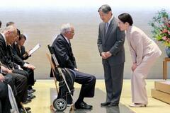 両陛下、障害者と懇談