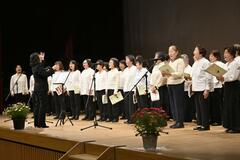 ピアノと合唱で追悼