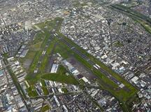 小型機がオーバーラン、八尾空港