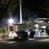 深夜に道路工事、住宅街でなぜ？　住民「騒音心配」　基本は昼 交通量で判断　警察とも協議、渋滞避け