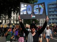スイスでG7反対デモ