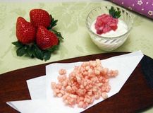 ＜いちご色あられ＆いちごのババロア風ヨーグルト＞さわやかな甘さと香り