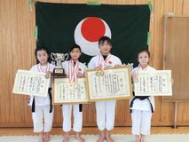 空手の小学生低学年女子チーム先輩たちに続いて総合優勝に輝く