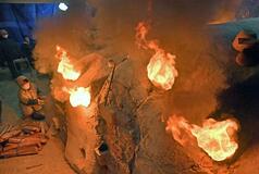 炎と向き合い作品焼成