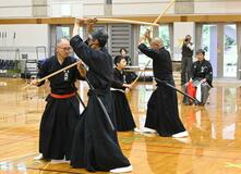 剣士２６人、居合道で熱戦　