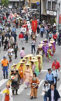 平家大祭で絵巻行列　日光