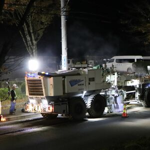 深夜に道路工事、住宅街でなぜ？　住民「騒音心配」　基本は昼 交通量で判断　警察とも協議、渋滞避け