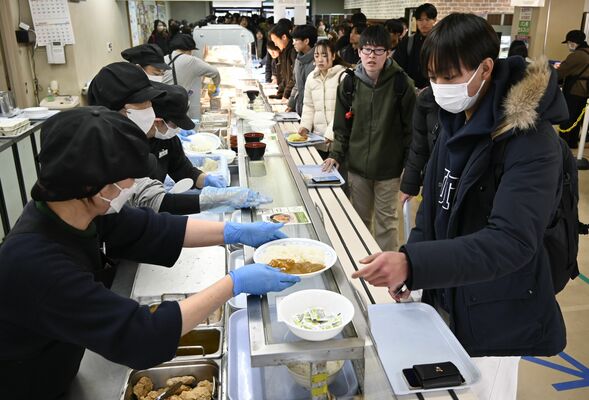 １００円カレーなどを求めにぎわう宇都宮大峰キャンパスの食堂