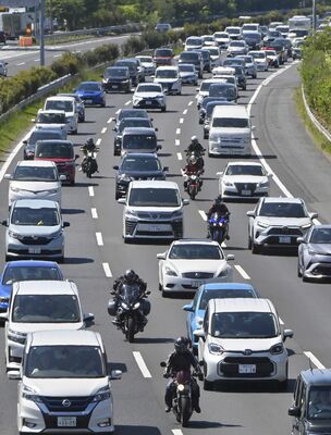 観光地などへ向かう車で渋滞する東北自動車道下り線＝３日午前９時35分、宇都宮市宝木本町