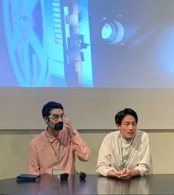 　映画「凪が灯るころ～奥能登、珠洲の記憶～」の上映会に参加する監督の有馬尚史さん（右）＝２８日、ギリシャ・サモス島（共同）