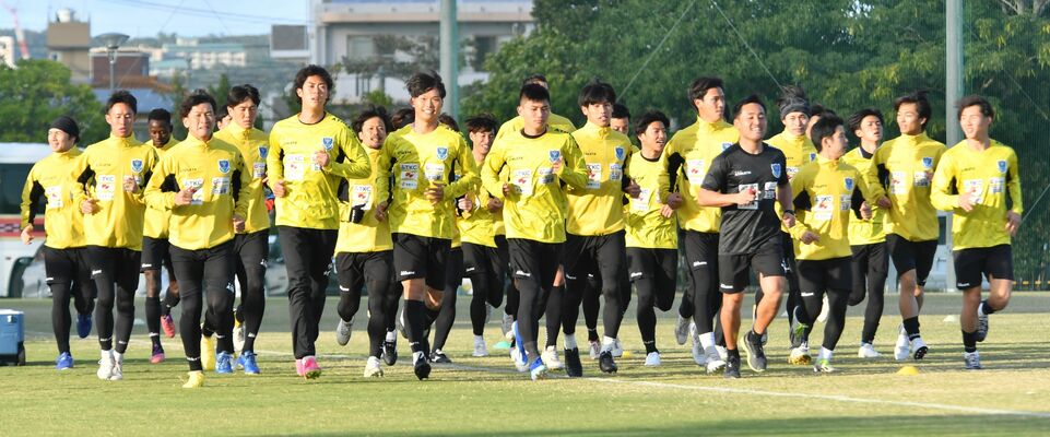 ランニングに汗を流す栃木ＳＣの選手ら＝沖縄県名護市