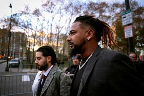 13日、米ニューヨークの裁判所を後にする大リーグ、ガーディアンズ投手のクラセ被告(右)(ロイター=共同)