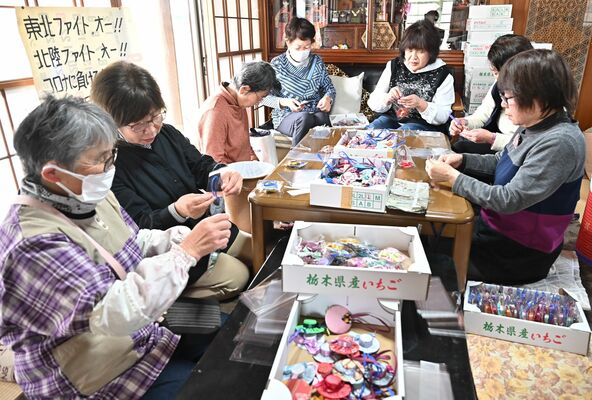 悼の思いを込めて作業に当たるメンバーたち