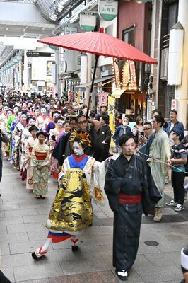 2018年から５回開催され、和服の魅力を発信してきた宮魁道中＝昨年１０月、宇都宮市のオリオン通り