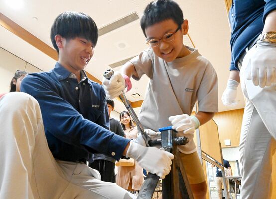 ネジ締めにチャレンジする子どもたち