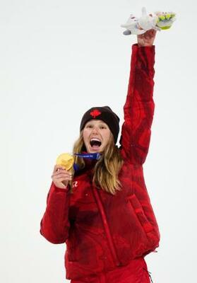 女子ビッグエアで優勝し、金メダルを手に喜ぶメーガン・オールダム=リビーニョ(共同)