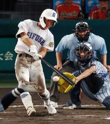 　県岐阜商―東海大熊本星翔　８回表県岐阜商２死一、二塁、駒瀬が右前に勝ち越し打を放つ。捕手比嘉＝甲子園