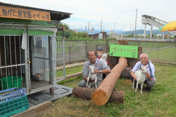 広場を整備したあがた農楽園の石川理事長（手前左）ら