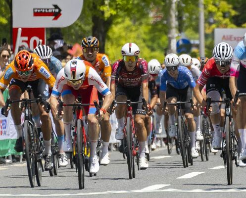 10位でフィニッシュするブリッツェンの岡(中央)=京都府精華町