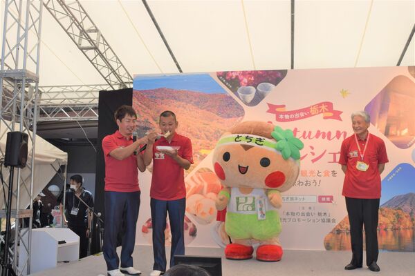 宇都宮餃子をＰＲするＵ字工事（左）と福田知事