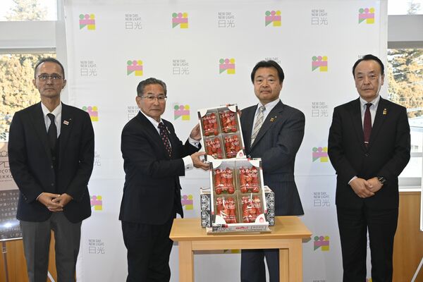 粉川市長（右から２番目）にイチゴを寄贈するＪＡかみつが渡邊専務（左から２番目）