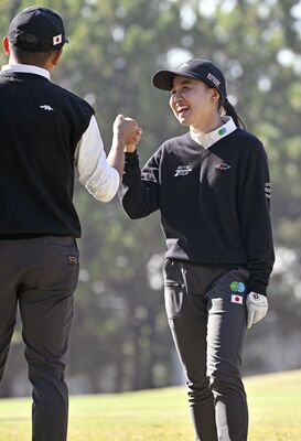 ゴルフ男女混合戦　７番をバーディーで終え、笑顔を見せる辻＝若洲ゴルフリンクス、磯真奈美撮影