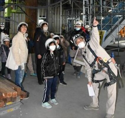 建設中の施設内を見学する参加者