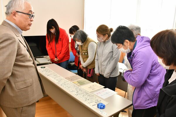 講師の大沼さん（左）と史料に目を凝らす参加者