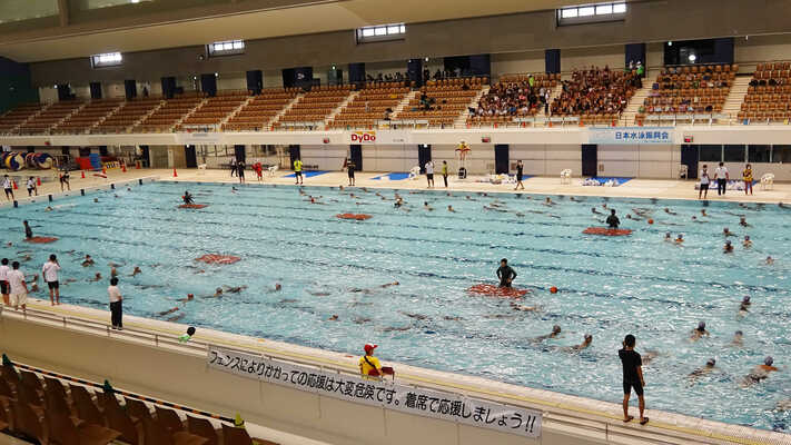 開始３分ほど。プールに流れができてきた＝７月22日、浜松市西区の市総合水泳場トビオ