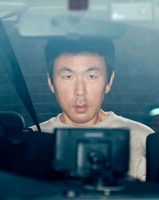 送検のため警視庁西新井署を出る横尾優祐容疑者=17日午前11時10分