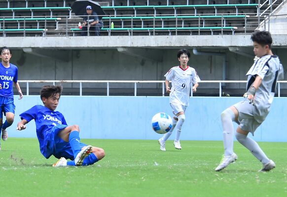 サッカー決勝　後半10分、陽南のＦＷ安野大（左）が先制ゴールを決める＝県グリーンスタジアム